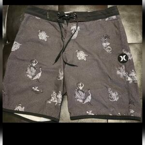 VERY Gently Worn Mens Sz 28 Phantom Board Shorts in Black & White, Like New